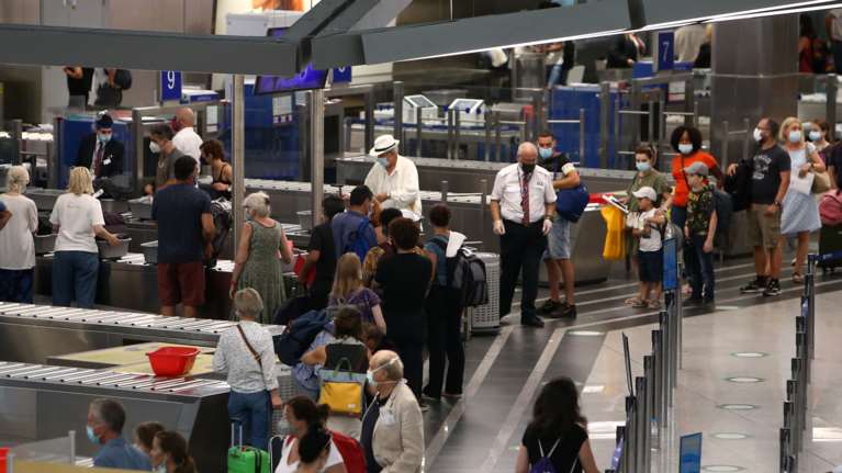 Στη &quot;μαύρη λίστα&quot; του CDC η Ελλάδα: Συστήνει στους Αμερικανούς να μην ταξιδέψουν στη χώρα λόγω αυξημένων κρουσμάτων