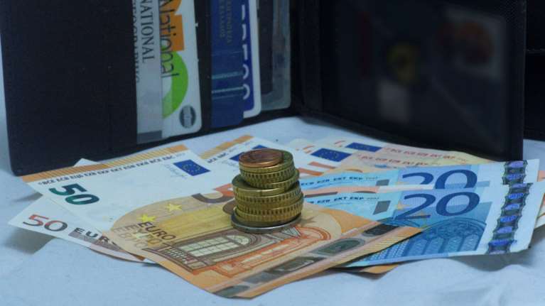 Συντάξεις χηρείας: Αναστέλλονται για έναν μήνα οι μειώσεις - Επιστρέφονται τα ποσά που κόπηκαν