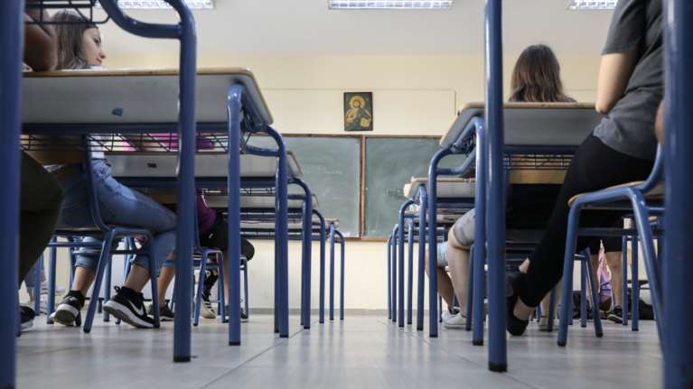 Σχολεία: Σχέδιο για μείωση της ύλης σε Γυμνάσια και Λύκεια και ματαίωση προαγωγικών - Παράταση της χρονιάς