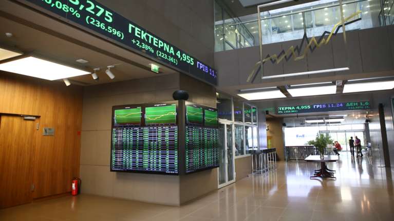 Χρηματιστήριο Αθηνών: Μια ανάσα από τις 2.000 μονάδες με τις τράπεζες στο τιμόνι