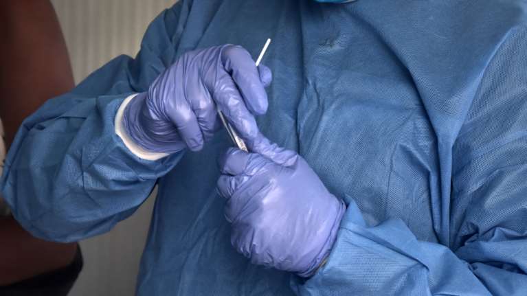 Κορονοϊός: Έφτασε στην Ελλάδα η υποπαραλλαγή Όμικρον 4 - Η ενημέρωση του ΕΟΔΥ