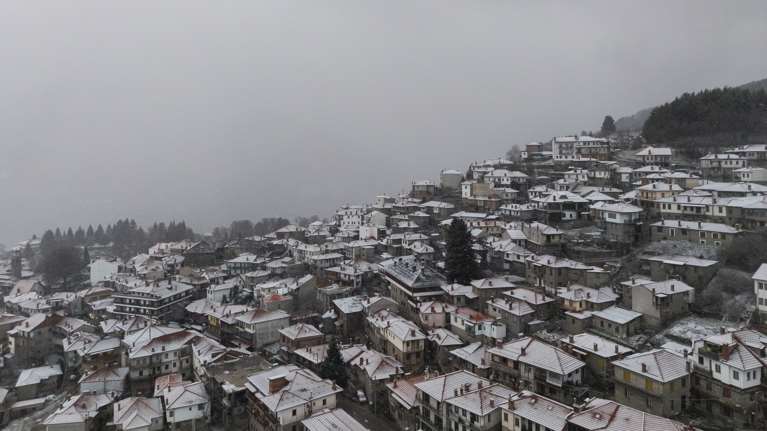 Χειμωνιάτικο το σκηνικό του καιρού στη Μακεδονία - Θερμοκρασίες κάτω από το μηδέν και χιόνια [βίντεο]