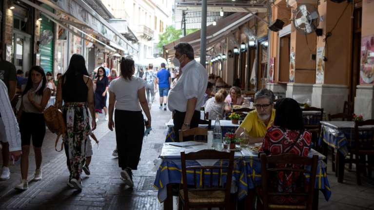 Υπ. Τουρισμού: Πώς θα μπαίνουν σε κλειστούς χώρους πολίτες τρίτων χωρών