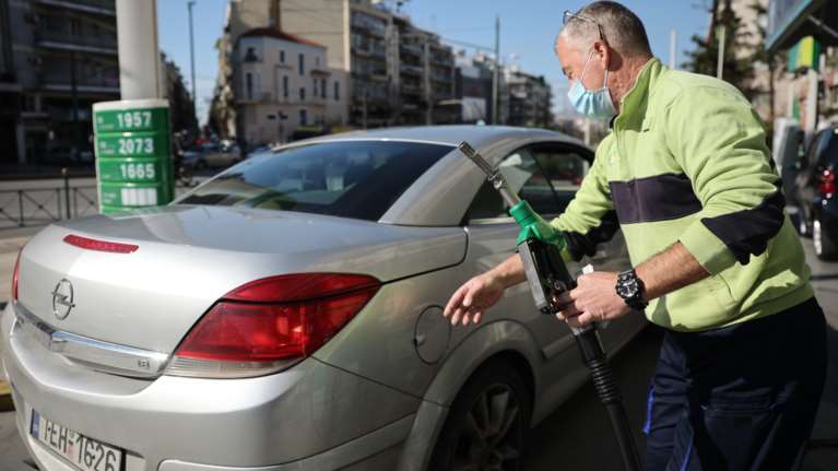 Πώς θα πληρώνουμε λιγότερο από την τιμή της αντλίας για τα καύσιμα - Το σχέδιο της κυβέρνησης