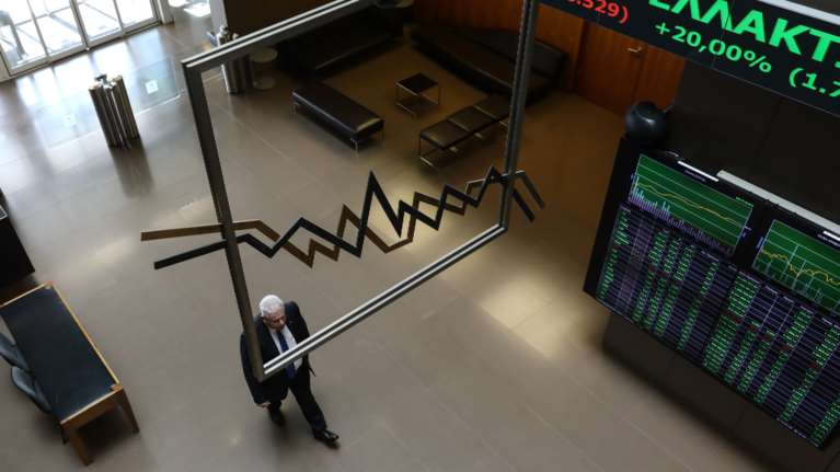 Σε ελεύθερη πτώση το Χρηματιστήριο Αθηνών - Πέφτει κάτω από τις 550 μονάδες