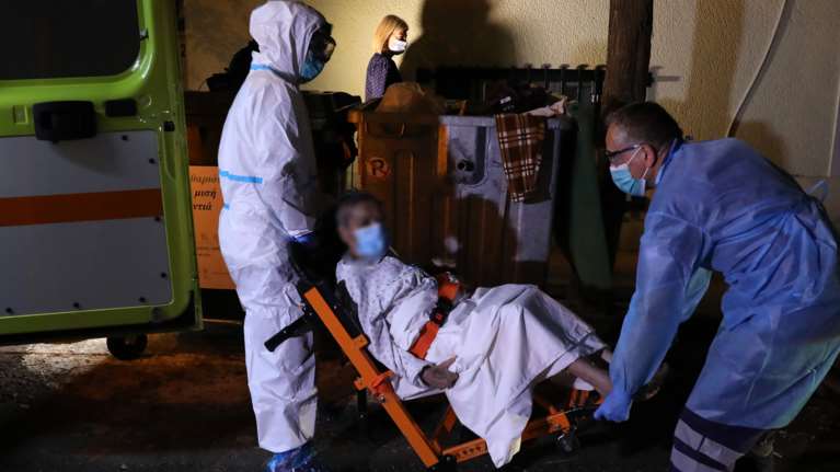 Ο κορονοϊός απειλεί ξανά τα γηροκομεία - Αγωνία για τα κρούσματα σε Άγιο Παντελεήμονα και Ιωάννινα