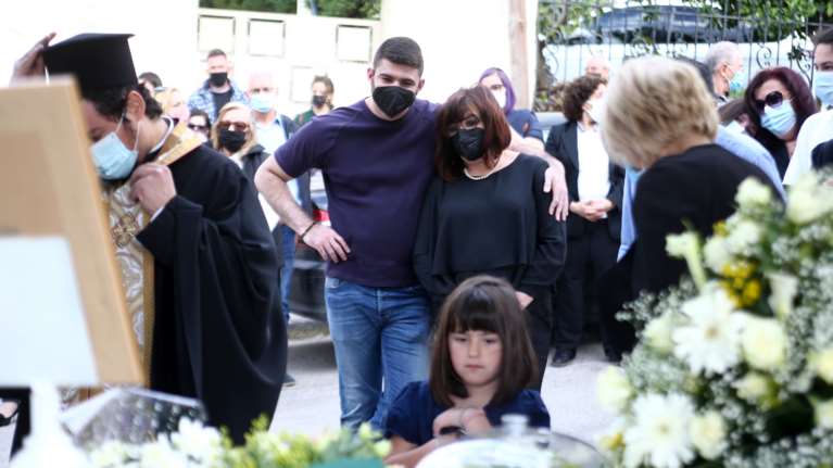 Θλίψη και συγκίνηση στο τρισάγιο του Γιώργου Καραϊβάζ - Συντετριμμένοι η γυναίκα του και ο γιος του