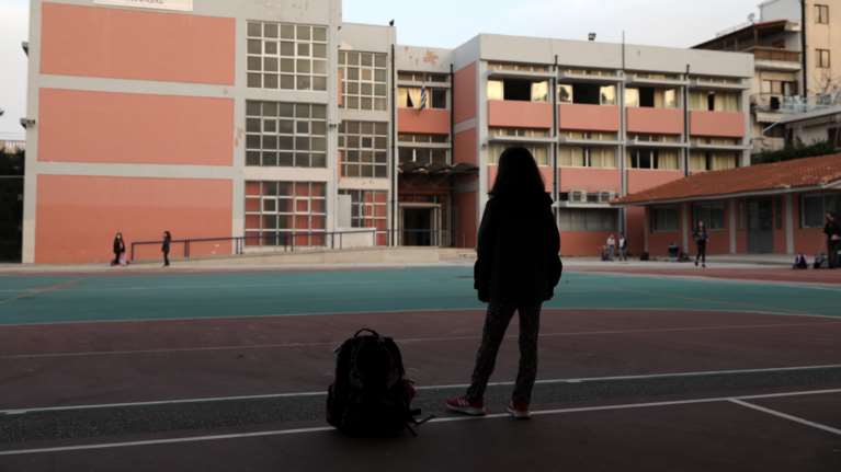 Μετά τον σάλο το Υπουργείο Παιδείας αποσύρει το πρόγραμμα με τις θεωρίες περί &quot;αγέννητου παιδιού&quot;