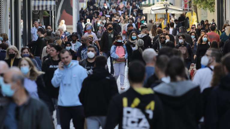 Κορονοϊός: Συναγερμός με 1.329 νέα κρούσματα στην Αττική και 1.108 στη Θεσσαλονίκη - &quot;Κοκκινίζει&quot; όλη η χώρα