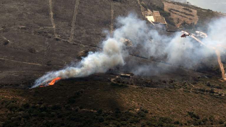 Φωτιές: Συγκλονιστικές εικόνες μέσα από το πιλοτήριο των Canadair - Οταν οι πιλότοι πολεμούν το πύρινο "θηρίο" [Βίντεο]