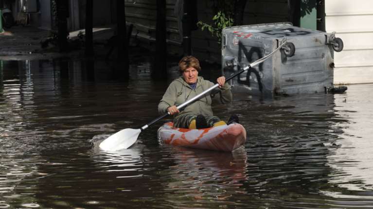 Κολωνός όπως... Βενετία: Βγήκαν με κανό στους πλημμυρισμένους δρόμους [εικόνες]