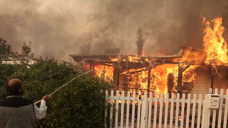 Πύρινη κόλαση στην Αττική: Καίγονται σπίτια - Μάχη με τις φλόγες σε Παλλήνη, Ανθούσα, Διώνη [εικόνες]