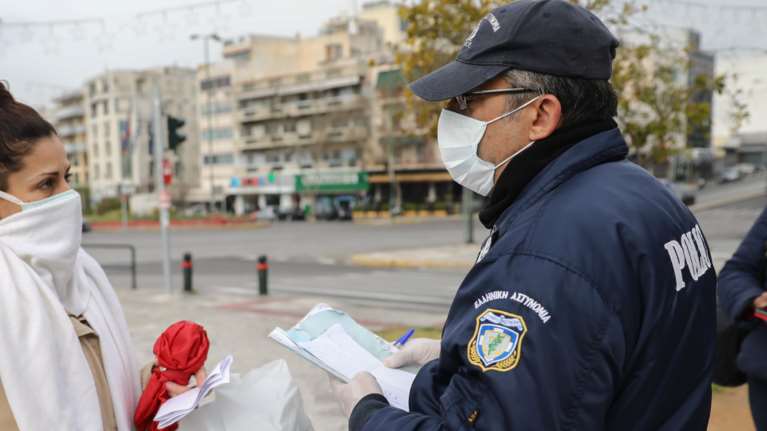 Αλλάζει το ωράριο απαγόρευσης κυκλοφορίας για τις γιορτές- Εξω μέχρι τις 10 το βράδυ