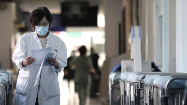 Κορονοϊός: 70 νεκροί σε ένα 24ωρο - 530 διασωληνωμένοι - 6.154 τα νέα κρούσματα