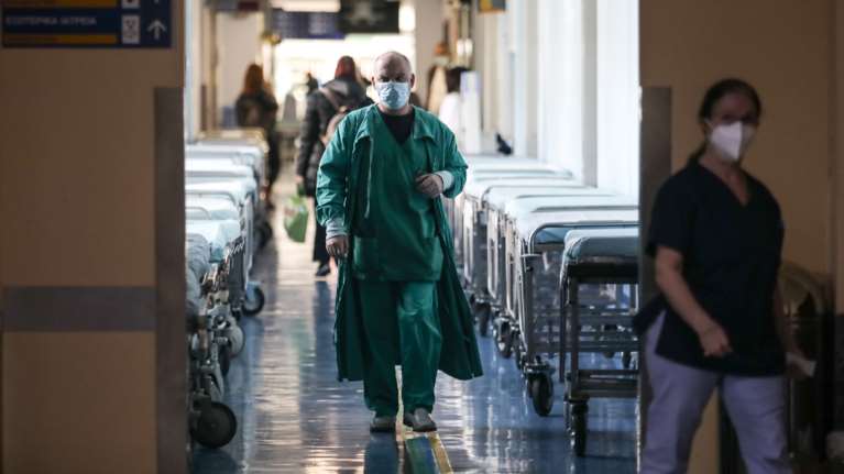 Κορονοϊός: Ηχηρό &quot;καμπανάκι&quot; -  Διπλασιάστηκαν οι εισαγωγές στα νοσοκομεία μέσα σε δύο εβδομάδες