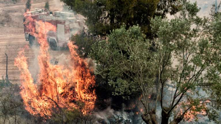 Κορωπί: Φωτιά στην Αγία Μαρίνα - Άνοιξε η Αθηνών - Σουνίου [βίντεο]