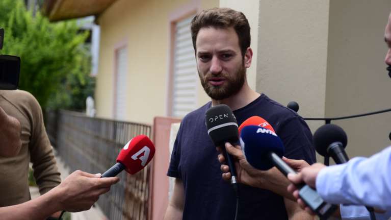 Γλυκά Νερά - Σούρας: Ο πιλότος έπαιζε αισχρό θέατρο, είναι ένας κτηνάνθρωπος, με πολύ σεβασμό για τα κτήνη