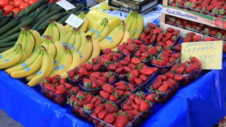 Παρατείνεται ως το τέλος του 2022 το καθεστώς του μειωμένου ΦΠΑ σε εστίαση, μεταφορές, εισιτήρια, γυμναστήρια, σχολές χορού