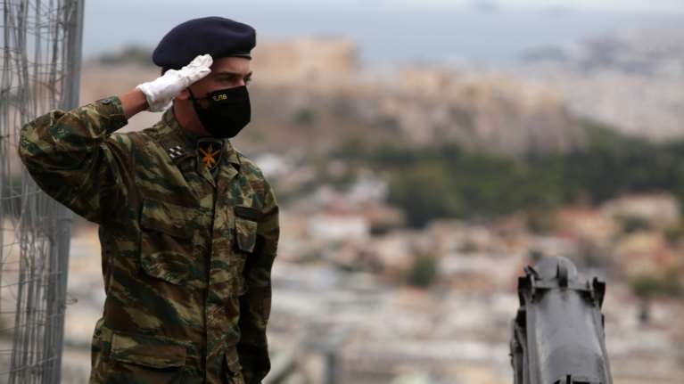 &quot;Βόμβα&quot; κορονοϊού στα Τρίκαλα - Πάνω από 100 κρούσματα σε Σχολή Μονίμων Υπαξιωματικών