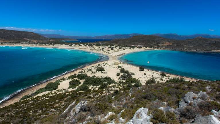 Στην Ελαφόνησο το Γαλλικό Πρακτορείο για τον εμβολιασμό και την απαράμιλλη ομορφιά της: Το 70% έκανε και τη 2η δόση