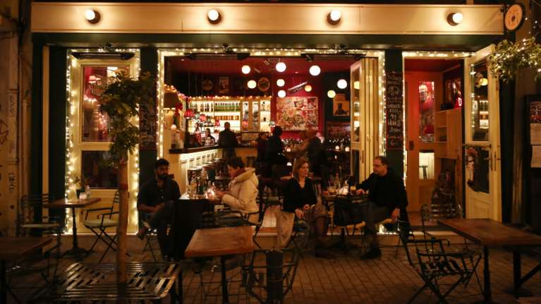 Σχέδιο για υποχρεωτικά rapid test σε όλους τις γιορτές - Θα το πληρώνουν από την τσέπη τους και οι εμβολιασμένοι