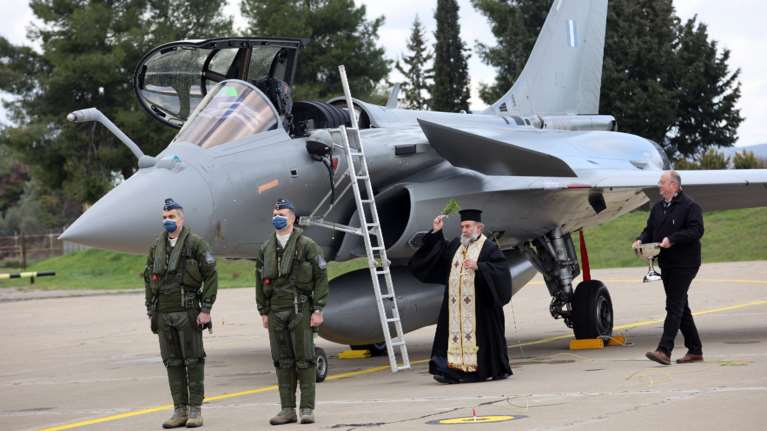 Πανζουρλισμός στο Twitter με τον αγιασμό των Rafale: &quot;Για επιπλέον ιπποδύναμη στις υψηλές στροφές&quot;