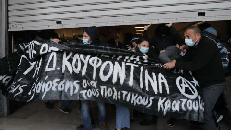 Μάστιγα οι εμπρησμοί και οι εισβολές υπέρ του Κουφοντίνα: 220 ενέργειες συνολικά, πέντε κάθε ημέρα