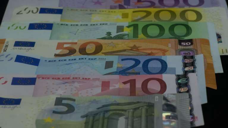 Ταμείο Ανάκαμψης: Στο 0,35% το ελάχιστο επιτόκιο δανείων για τις μικρές επιχειρήσεις – Αυξάνεται για μεσαίες και μεγάλες