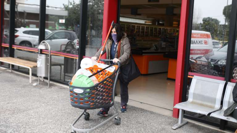 Κορονοϊός- ΕΦΕΤ: Όσα πρέπει να γνωρίζετε για τα τρόφιμα και τα ψώνια στο σούπερ μάρκετ