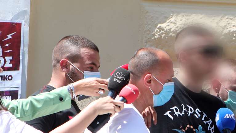 Ποινή φυλάκισης 10 μηνών στον γνωστό τράπερ που συνελήφθη στο Μπουρνάζι με όπλο- Οι πρώτες φωτό από τα δικαστήρια