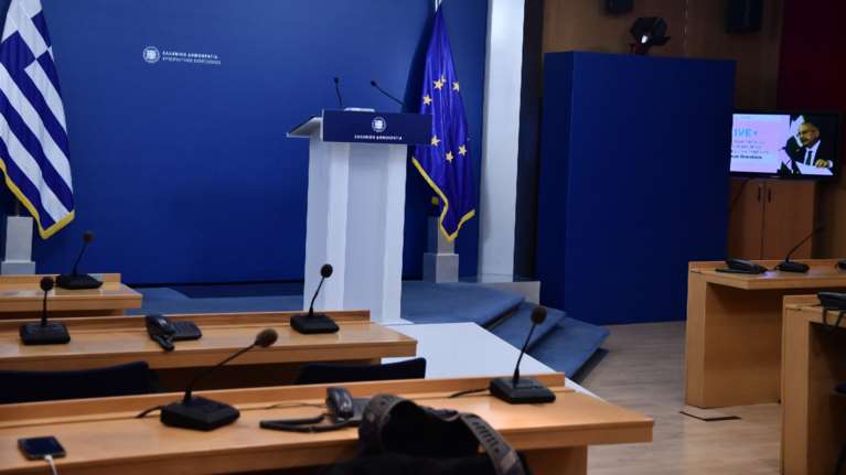 Κυβερνητικός εκπρόσωπος: Ο Τσίπρας δεν μπορεί να αποφύγει τη σύγκριση με τα τραγικά πεπραγμένα του στο μεταναστευτικό