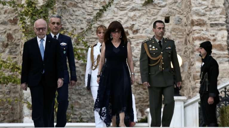 Δεξίωση στο Προεδρικό: Οι εμφανίσεις που έκλεψαν τα φλας - Στα κόκκινα η Αχτσιόγλου, με μίνι η Αγγελοπούλου