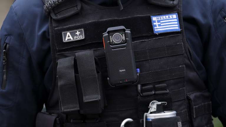 Ρέθυμνο: Εξοργιστικό - &quot;Νταής&quot; χτύπησε την την εν διαστάσει σύζυγό του μπροστά σε περαστικούς