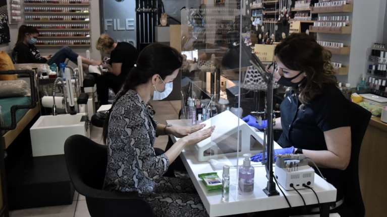Κλειστά τα καταστήματα μανικιούρ πεντικιούρ - Τι ισχύει για τα κομμωτήρια με τέτοιες υπηρεσίες