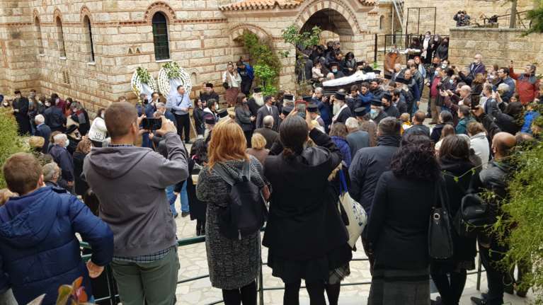 Άγιος Στέφανος: Εικόνες απίστευτου συνωστισμού σε κηδεία ιερέα - Χωρίς αποστάσεις και μάσκες