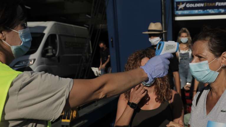 Κορονοϊός: Πώς εξηγείται η &quot;βουτιά&quot; στα κρούσματα της Δευτέρας - Οι κρίσιμες ημερομηνίες