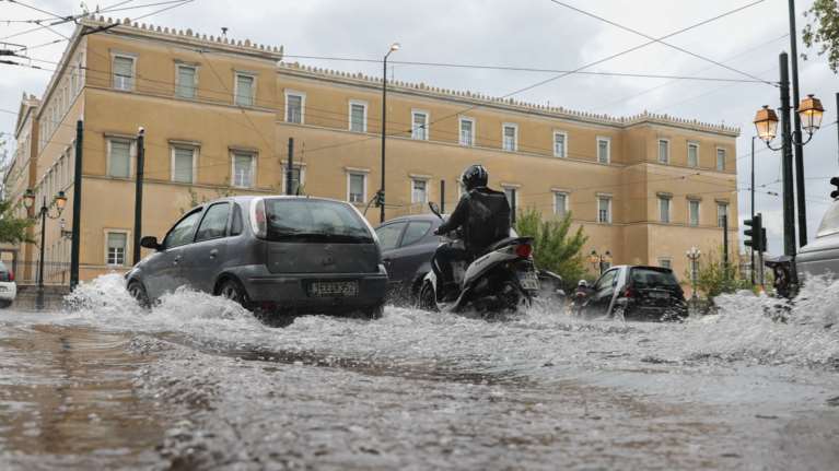 Κακοκαιρία Μπάλλος: Αδιανόητο - Σε 8 ώρες έπεσε ο μισός όγκος νερού που πέφτει όλο τον χρόνο στην Αθήνα