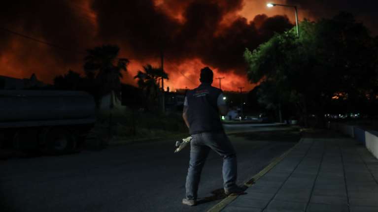 Φωτιά στον Σχίνο - Γιώργος Πατούλης:  Υπάρχουν πολλές διάσπαρτες εστίες - "Έγλειψαν" το μοναστήρι του Αγ. Ιωάννη οι φλόγες