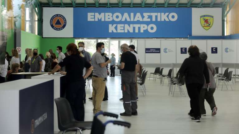 AstraZeneca: Ποιοι πρέπει να αλλάξουν εμβόλιο στη 2η δόση - Πότε θα ενημερώνονται με sms οι κάτω των 60