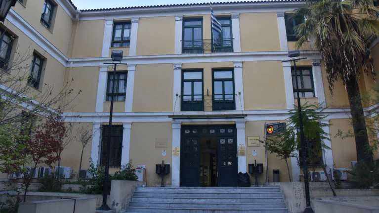 Ομαδικός βιασμός 15χρονου: Ελεύθερος με περιοριστικούς όρους ο όγδοος κατηγορούμενος