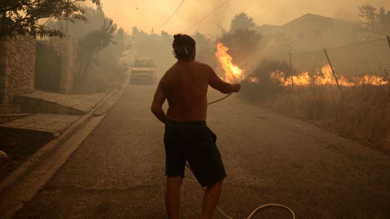 ΣΥΡΙΖΑ για φωτιά στην Πεντέλη: Ο Μητσοτάκης μετά το κρεσέντο αυτοθαυμασμού πήγε με 15 συνοδευτικά και 5 θωρακισμένα