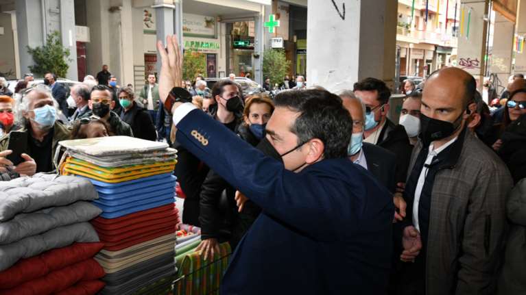 Στην Πάτρα ο Τσίπρας με copy paste σύνθημα του Γιώργου Παπανδρέου: "Αν δεν αλλάξουμε, θα βουλιάξουμε"