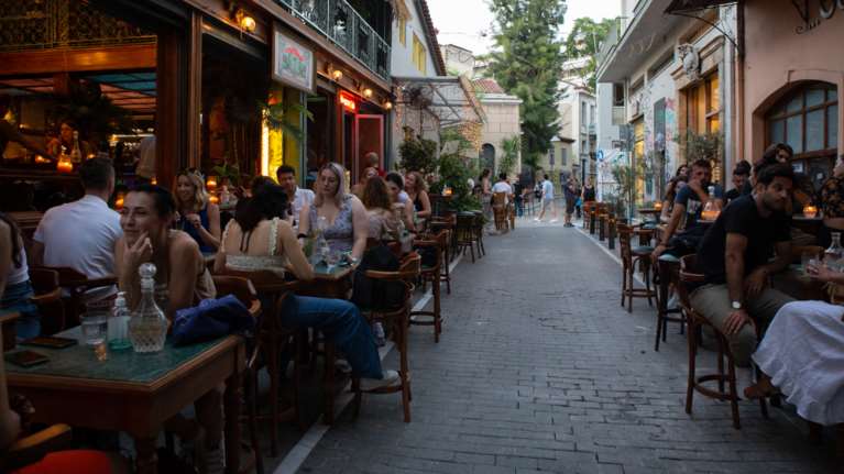 Κορονοϊός: Ανησυχία για τα 638 νέα κρούσματα στην Αττική και τα 330 στη Θεσσαλονίκη - Πέφτει η Κρήτη, ανεβαίνουν Αχαΐα και Ηλεία