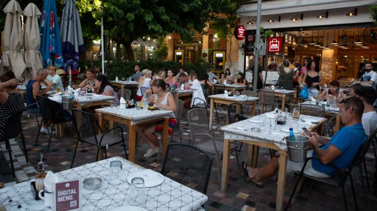 Κορονοϊός: 635 νέα κρούσματα στην Αττική και 336 στη Θεσσαλονίκη - Τριψήφια νούμερα σε Κρήτη και Αχαΐα