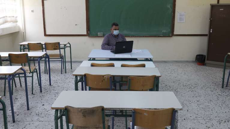 Σχολεία: Μετ&#39; εμποδίων η τηλεκπαίδευση - Αλλαγές στο πρόγραμμα μαθημάτων και κενά