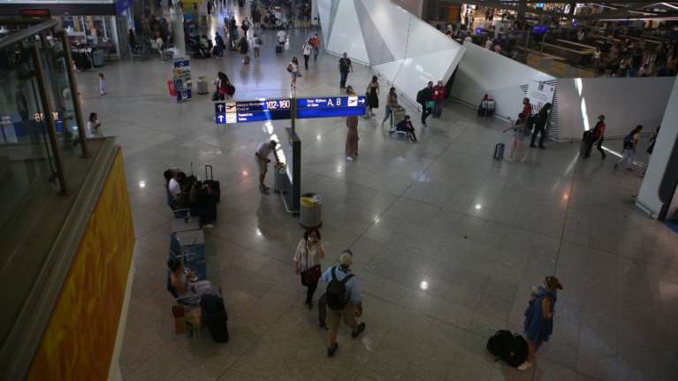 Αρνητικό μοριακό τεστ 72 ωρών και όχι 48 για τους ταξιδιώτες που έρχονται στην Ελλάδα