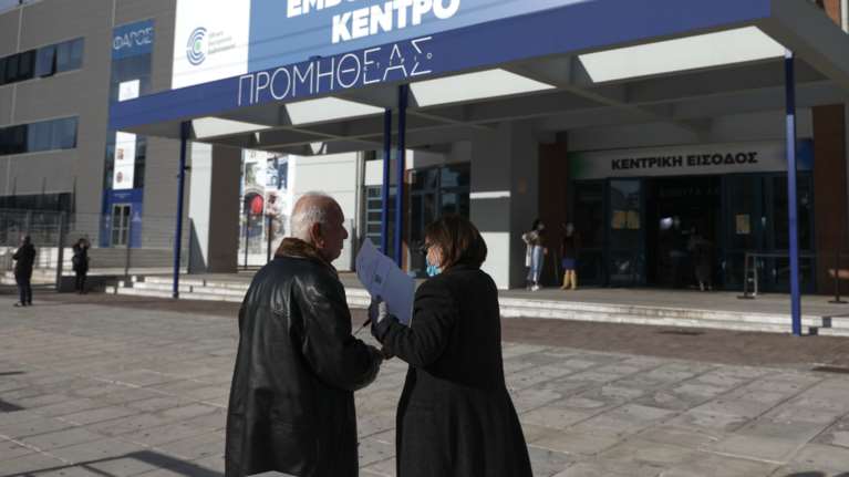 Κορονοϊός: Ποιοι θα χρειαστεί να κάνουν τέταρτη δόση - Σκέψεις για συνδυαστικό εμβόλιο κατά COVID και γρίπης