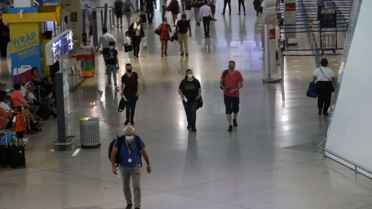 Αλλαγές στη φόρμα που συμπληρώνουν οι τουρίστες πτήσεων - Τι ισχύει για Σερβία και Ην. Βασίλειο