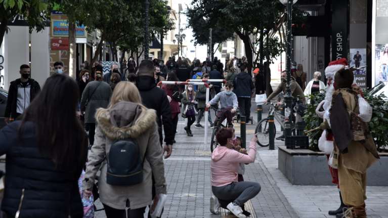 Παραμονή Πρωτοχρονιάς: Στους δρόμους για τα τελευταία ψώνια οι καταναλωτές [εικόνες-βίντεο]