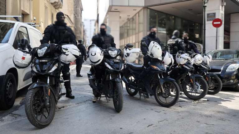 Φρίκη: Εξέδιδαν με τη βία 28χρονη στην Αθήνα - Της είχαν πάρει και το κινητό οι τρεις συλληφθέντες